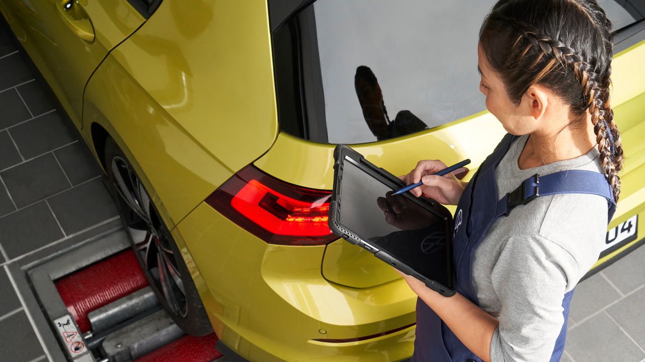 Volkswagen Service-Technikerin bei der Wartung